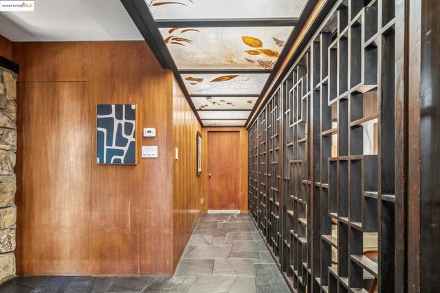 9034 Mcgurrin Rd, Oakland, CA 94605