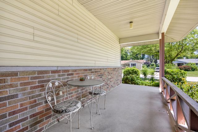 816 Delphia Avenue, Elk Grove Village, IL 60007
