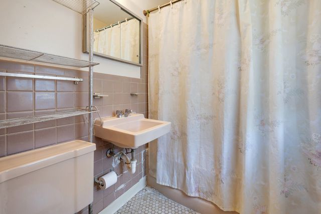 816 Delphia Avenue, Elk Grove Village, IL 60007
