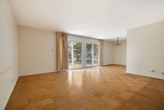 816 Delphia Avenue, Elk Grove Village, IL 60007