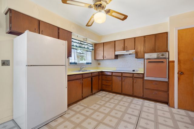 816 Delphia Avenue, Elk Grove Village, IL 60007