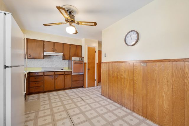 816 Delphia Avenue, Elk Grove Village, IL 60007