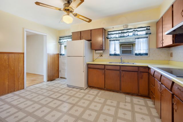 816 Delphia Avenue, Elk Grove Village, IL 60007