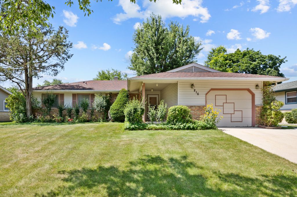 816 Delphia Avenue, Elk Grove Village, IL 60007