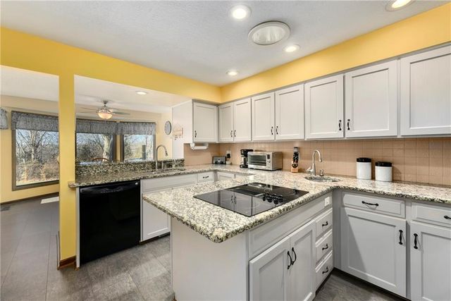 1800 Pine Ridge Drive, Leavenworth, KS 66048