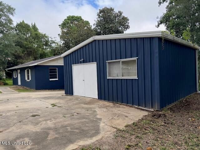 800 Roys Road, Gautier, MS 39553
