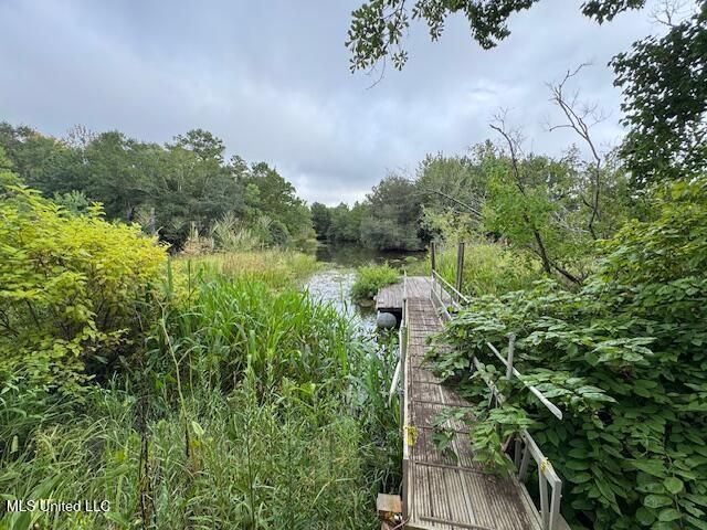 800 Roys Road, Gautier, MS 39553