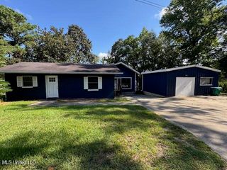800 Roys Road, Gautier, MS 39553