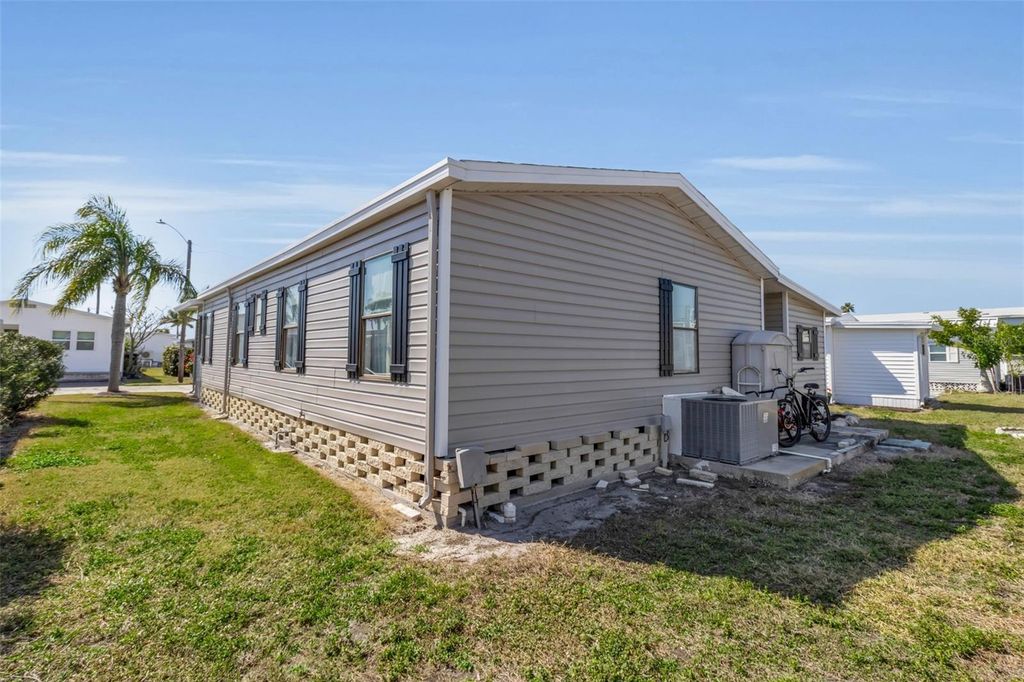 Image 10 of property listing at 10315 CORTEZ ROAD W 26J, Bradenton, FL 34210