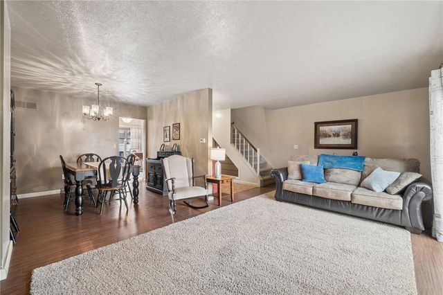 300 Williamsburg Ln, Murrysville, PA 15632