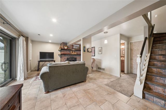 300 Williamsburg Ln, Murrysville, PA 15632