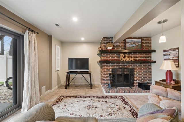 300 Williamsburg Ln, Murrysville, PA 15632