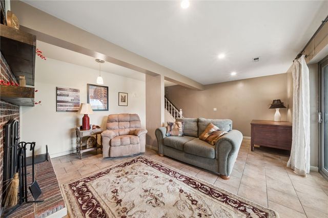 300 Williamsburg Ln, Murrysville, PA 15632