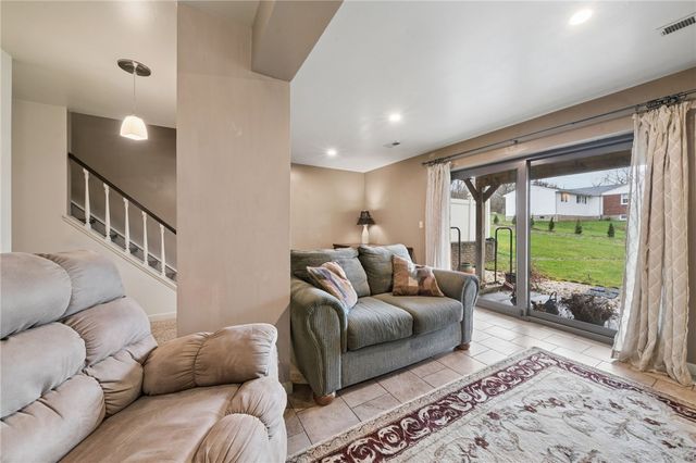 300 Williamsburg Ln, Murrysville, PA 15632