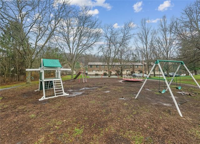 300 Williamsburg Ln, Murrysville, PA 15632