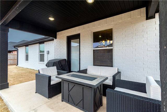 901 Sugar Pine Street, Tontitown, AR 72762