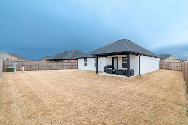 901 Sugar Pine Street, Tontitown, AR 72762