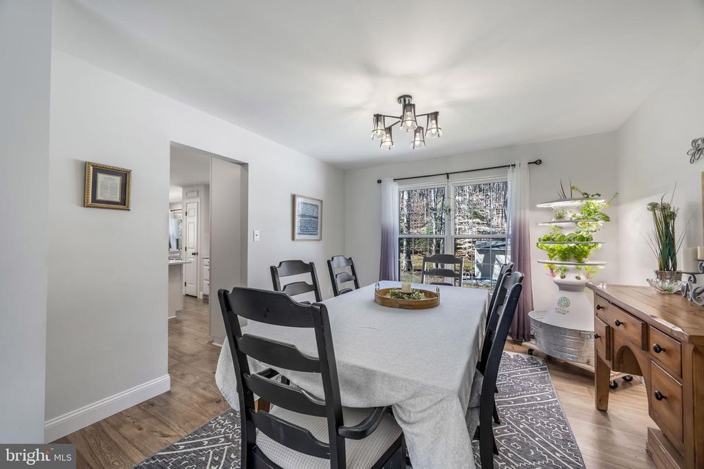 Image 10 of property listing at 19 FRANCIS CT, Stafford, VA 22554