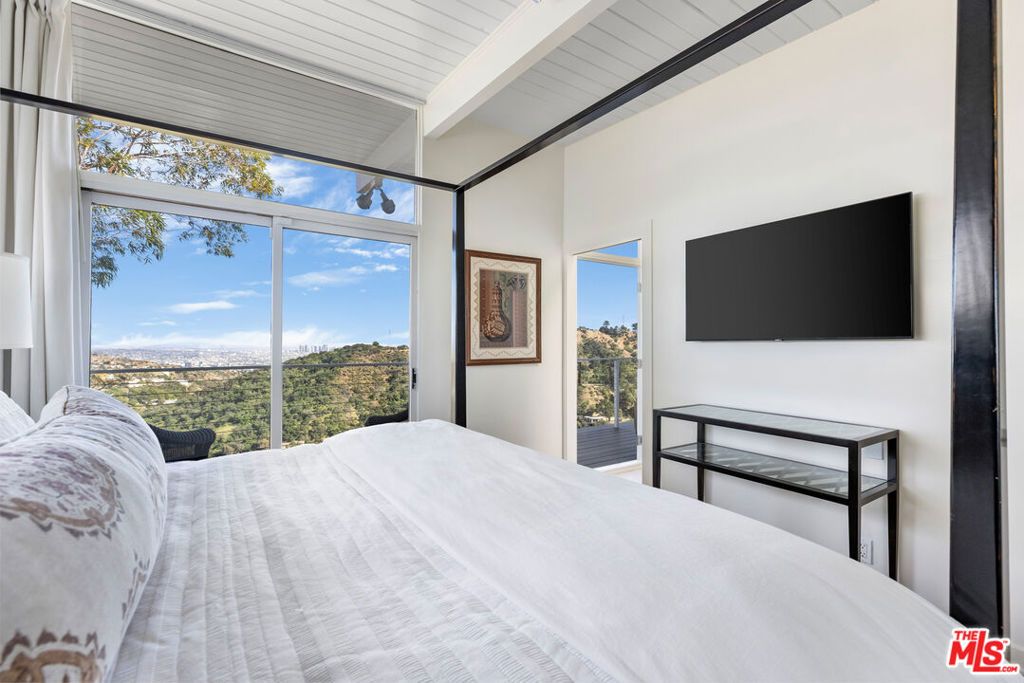 Image 12 of property listing at 8656 Skyline Drive, Los Angeles, CA 90046