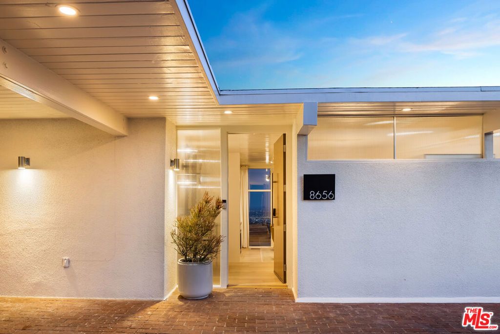 Image 2 of property listing at 8656 Skyline Drive, Los Angeles, CA 90046
