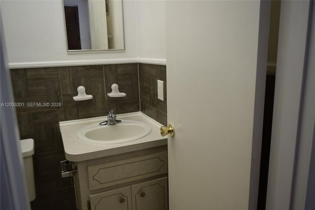 2901 NW 47th Terrace 248B, Lauderdale Lakes, FL 33313