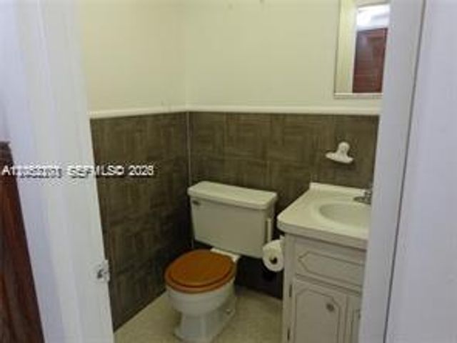 2901 NW 47th Terrace 248B, Lauderdale Lakes, FL 33313