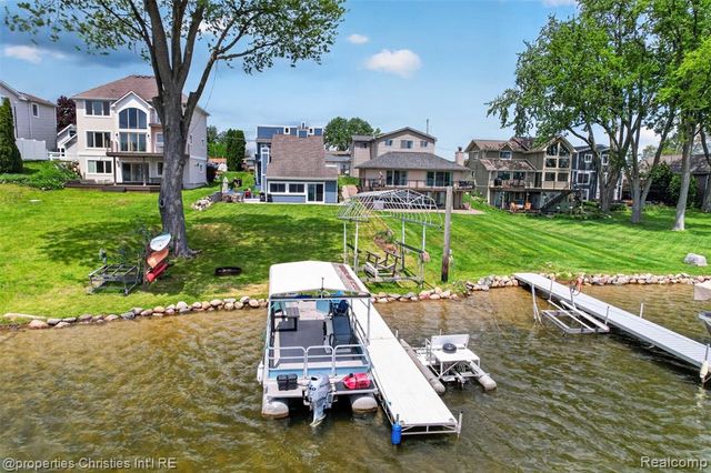 10219 Lakeside Drive, White Lake, MI 48386