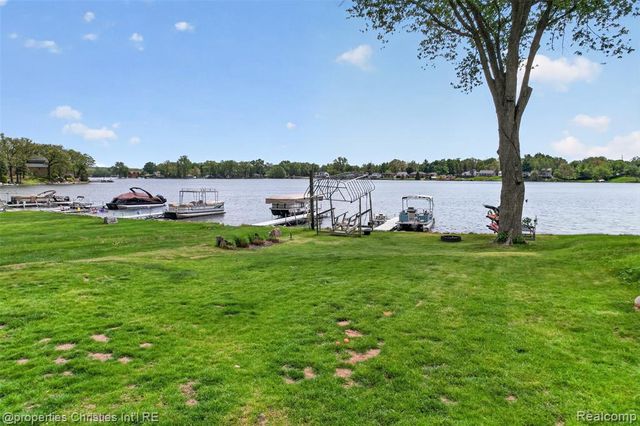 10219 Lakeside Drive, White Lake, MI 48386
