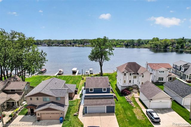 10219 Lakeside Drive, White Lake, MI 48386