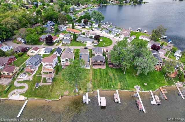 10219 Lakeside Drive, White Lake, MI 48386