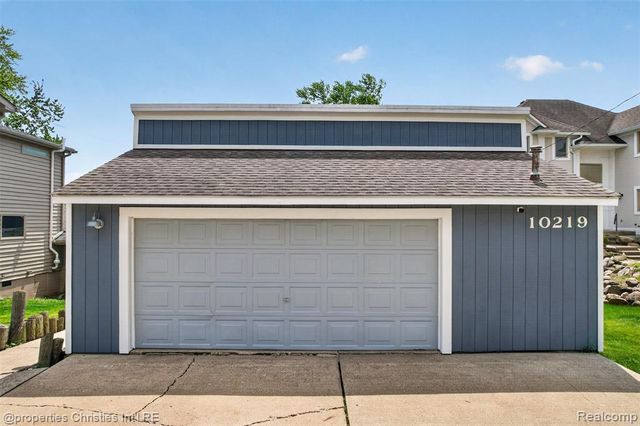 10219 Lakeside Drive, White Lake, MI 48386