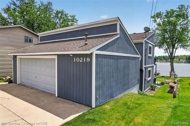 10219 Lakeside Drive, White Lake, MI 48386