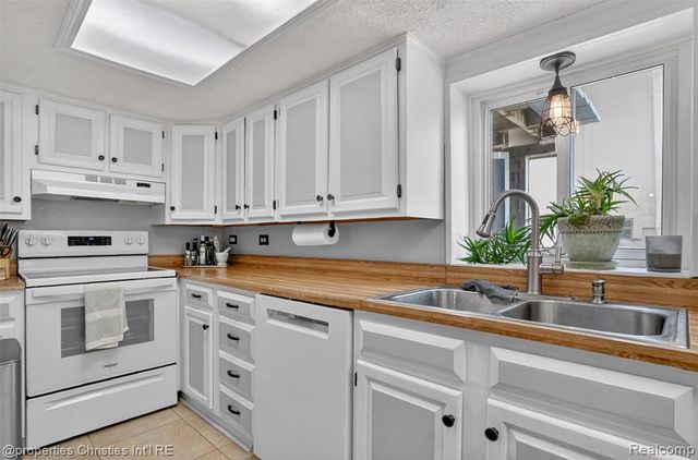 10219 Lakeside Drive, White Lake, MI 48386
