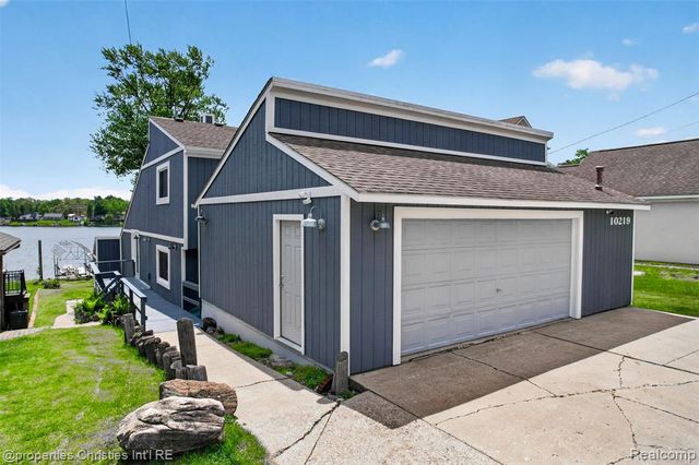 10219 Lakeside Drive, White Lake, MI 48386