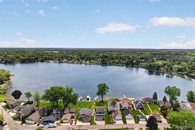 10219 Lakeside Drive, White Lake, MI 48386