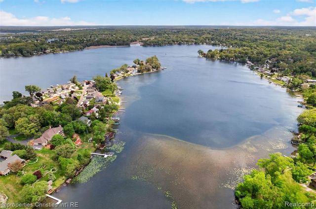 10219 Lakeside Drive, White Lake, MI 48386