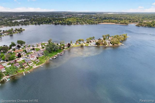 10219 Lakeside Drive, White Lake, MI 48386