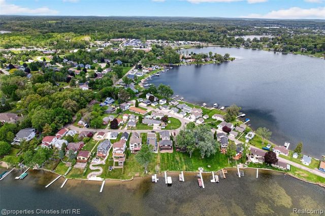 10219 Lakeside Drive, White Lake, MI 48386
