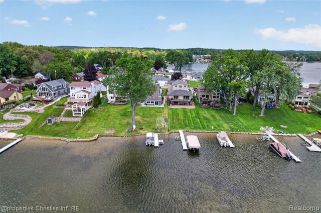 10219 Lakeside Drive, White Lake, MI 48386