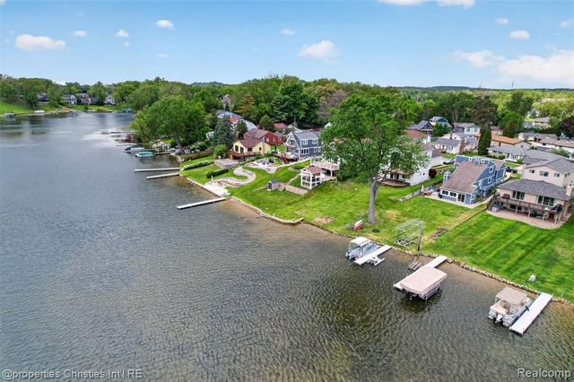 10219 Lakeside Drive, White Lake, MI 48386