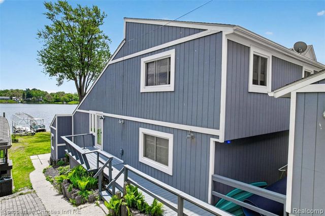 10219 Lakeside Drive, White Lake, MI 48386