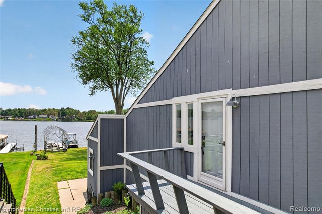 10219 Lakeside Drive, White Lake, MI 48386