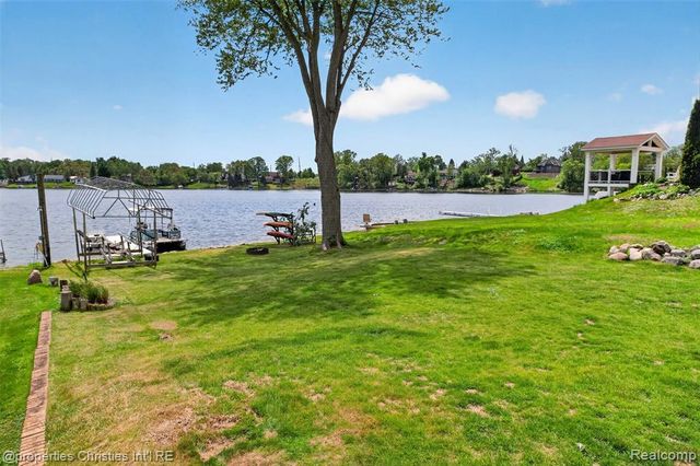 10219 Lakeside Drive, White Lake, MI 48386