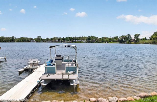 10219 Lakeside Drive, White Lake, MI 48386