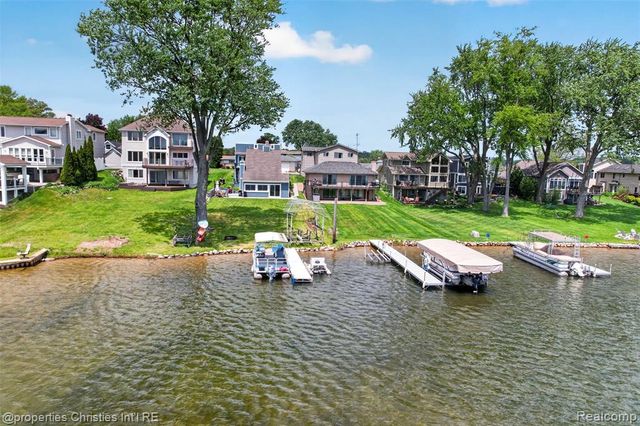 10219 Lakeside Drive, White Lake, MI 48386