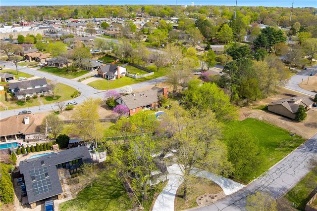 1300 Quail Run Circle, Bentonville, AR 72712