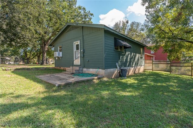 206 N Vine Street, Paris, AR 72855