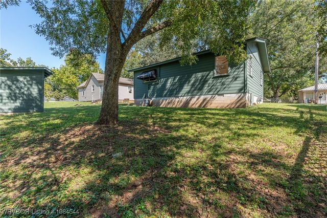 206 N Vine Street, Paris, AR 72855