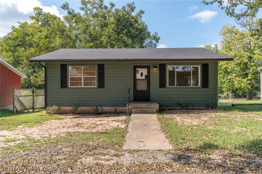 206 N Vine Street, Paris, AR 72855
