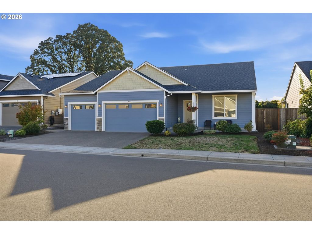 Image 1 of property listing at 329 S 7TH St, Carlton, OR 97111